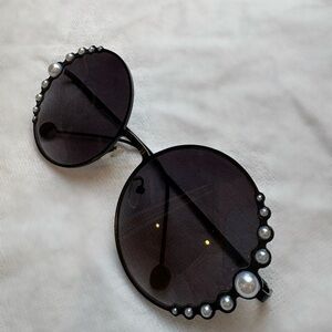 Black Round Sunglasses with Pearl Accents & Metal Frame